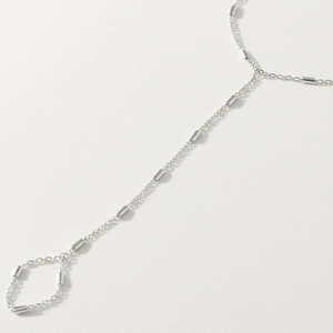 Bracelet bague élégant en argent avec perles tubulaires et design de chaîne de main raffiné