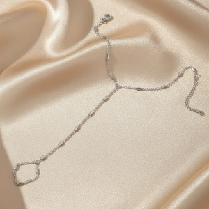 Bracelet bague élégant en acier inoxydable argenté avec chaîne fine et détails raffinés