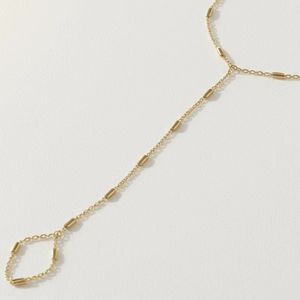 Vue détaillée du bracelet bague doré élégant avec des accents métalliques épurés