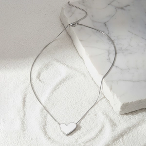 Collana minimalista in acciaio inossidabile argento con ciondolo a cuore sulla pietra