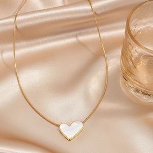 Collana a cuore dorata con intarsio in madreperla bianca su seta color champagne