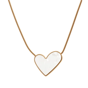 Elegante collana con ciondolo a cuore in madreperla bianca e catena a serpente dorata