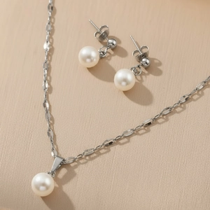 Elegantes Set aus Edelstahlhalskette und Perlenohrringen für Damen, klassischer Schmuck