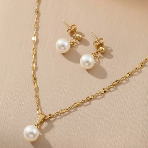 Elegantes Set aus vergoldetem Edelstahl mit Perlenanhänger-Halskette und Ohrringen