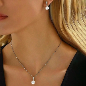 Elegantes Edelstahl-Perlenschmuck-Set mit Anhänger-Halskette und runden Perlenohrsteckern