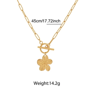 Detail view of 14.2g golden paperclip chain necklace with 45cm length and toggle clasp