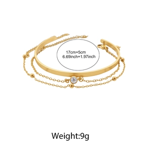 Détail de bracelets superposés dorés avec zircon et dimensions 17cm plus 5cm rallonge
