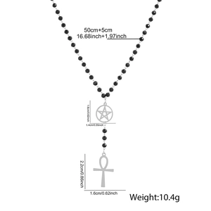 Collier de perles noires Y2K avec pendentifs croix Ankh et pentagramme sur fond blanc