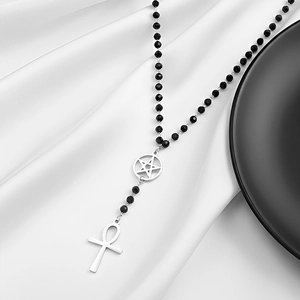 Détail macro du pendentif croix Ankh et pentagramme sur collier de perles noires