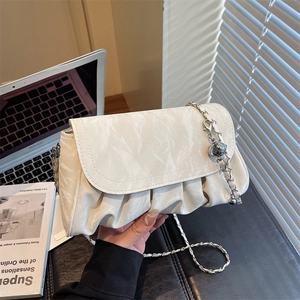 Sac bandoulière blanc plissé chic avec bandoulière réglable à boule dorée