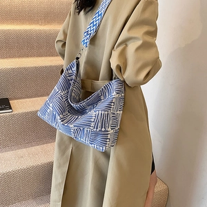 Borsa tote in tela con motivo jacquard geometrico blu e bianco e tracolla larga