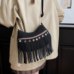 Sac bandoulière bohème noir avec sangle ethnique rouge, disques argentés et franges