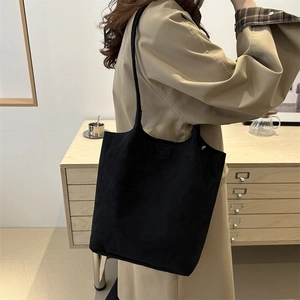 Borsa a secchiello nera opaca minimalista da donna con spalline lunghe e design spazioso