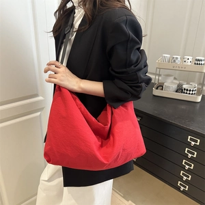Grand sac fourre-tout rouge en nylon avec bandoulière réglable pour femmes mode