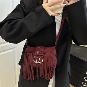 Borsa a tracolla bordeaux in finta pelle scamosciata con lunghe frange e fibbia
