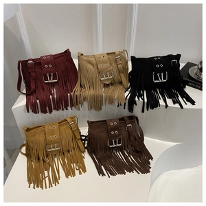 Cinco bolsos bandolera de ante con flecos en varios colores con hebillas de metal