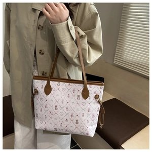 Détail du grand sac cabas avec imprimés de dessins animés et finitions en cuir marron