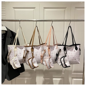 Détail du lot de cabas en quatre couleurs avec imprimés ours et cœurs et mini pochette