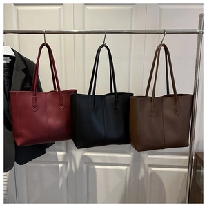 Comparaison de trois grands sacs cabas en couleurs bordeaux, noir et marron vintage