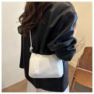 Petit sac carré blanc en cuir avec détail de nœud élégant sur la bandoulière réglable