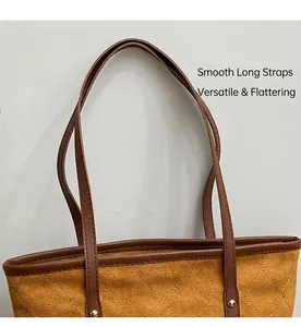Gros plan sur le sac fourre-tout matelassé avec bandoulières en cuir et rivets dorés