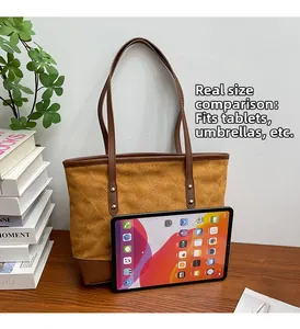 Détail du grand sac cabas matelassé comparé à un iPad sur un bureau en bois