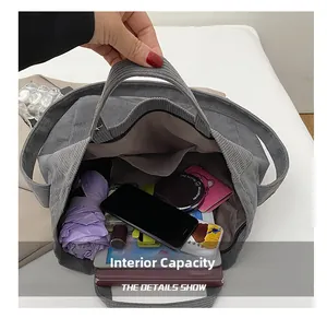 Dettaglio della grande capacità interna di questa borsa tote in velluto a coste grigio