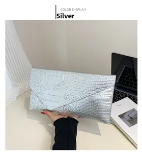 Silberne Umschlag-Clutch mit Krokodilleder-Textur und metallischem Glanz