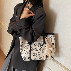 Grand sac fourre-tout crème avec imprimés graffiti et charmant lapin en peluche attaché