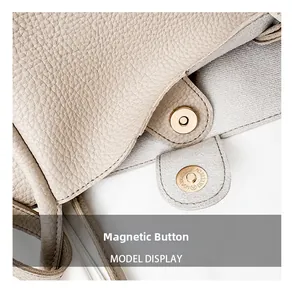 Detail der Handtasche aus Leder mit Litschi-Muster und Magnetverschluss