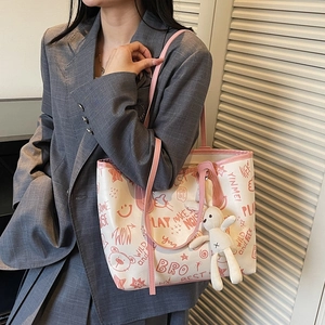 Sac fourre-tout graffiti avec bordure rose, motifs d'ours et peluche lapin sur mannequin