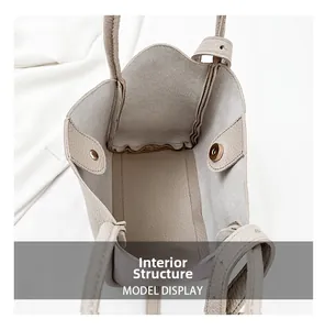 Innenstruktur der beigen Handtasche aus Leder mit magnetischem Metallverschluss