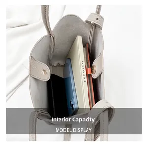 Innenansicht der geräumigen Leder-Beuteltasche mit Handy, Tablet und Notizbuch-Stauraum