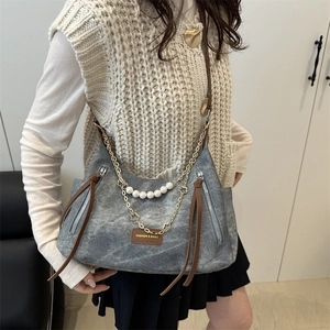 Grand sac cabas en toile grise avec bandoulière perle et écusson logo tendance