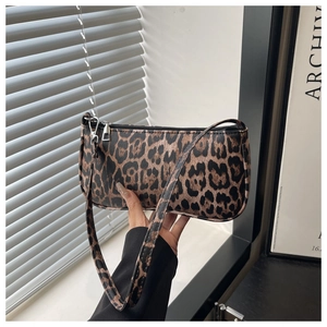 Détail du sac léopard avec fermeture éclair argentée et texture en cuir synthétique