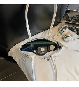 Intérieur spacieux du sac fourre-tout blanc montrant sa grande capacité pour les essentiels