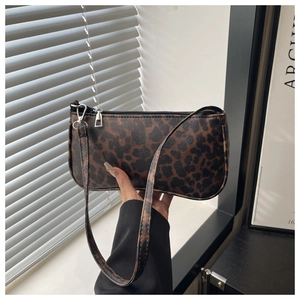 Détail de l'imprimé léopard marron et de la fermeture éclair métallique sur le sac chic
