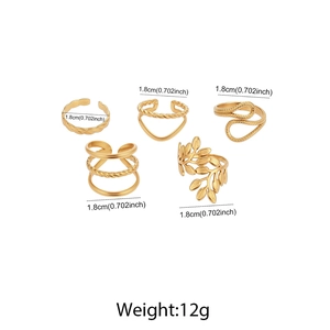 Détail du lot de 5 bagues dorées géométriques avec 1,8 cm de diamètre et poids de 12g