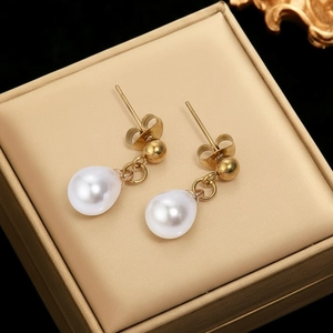 Boucles d'oreilles élégantes en acier doré avec perles blanches dans un bel écrin