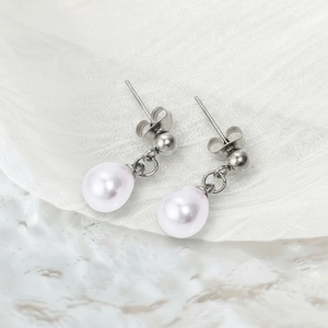Boucles d'oreilles élégantes en acier inoxydable avec perles en forme de goutte d'eau