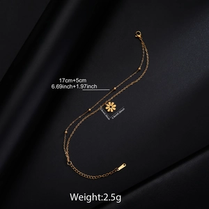 Vue détaillée d'un bracelet marguerite doré à double chaîne avec fermoir mousqueton