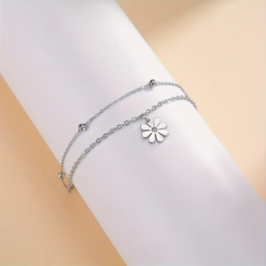 Bracelet double couche en acier inoxydable avec pendentif marguerite en fini argenté