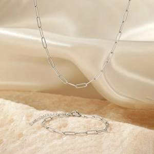 Parure collier et bracelet chaîne trombone argentée avec finition métallique texturée