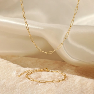 Détail du collier et bracelet chaîne trombone plaqué or 18K avec texture gaufrée