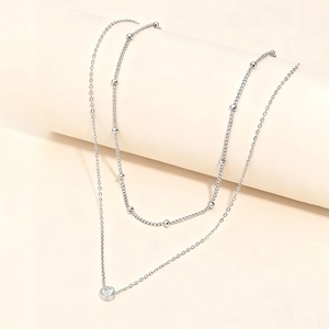 Collier double rang en argent avec chaîne perlée délicate et pendentif en cristal