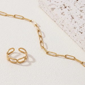 Detailed view of 18K gold plated paperclip chain bracelet and adjustable open ring set