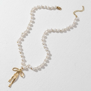 Elegante Edelstahl-Perlenkette mit einem minimalistischen goldenen Schleifenanhänger