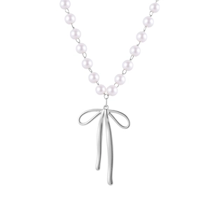 Elegante Perlenkette mit silbernem Schleifenanhänger auf klarem weißem Hintergrund