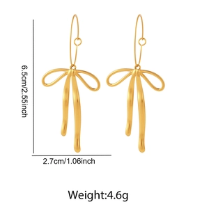 Détail des boucles d'oreilles nœud doré avec mesures précises et finition mate élégante