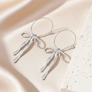 Boucles d'oreilles créoles en acier inoxydable avec pendentif nœud au fini métal liquide